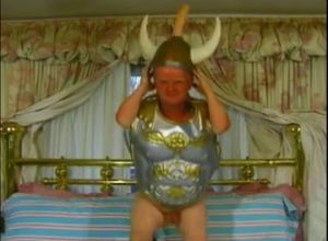 Ёбарь карлик трахает развратную блядь